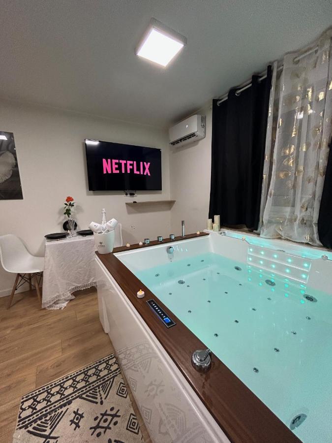 Love Room A Cannes - Appartement 25M2 Pour 2 Personnes Avec Un Jacuzzi Prive Bagian luar foto