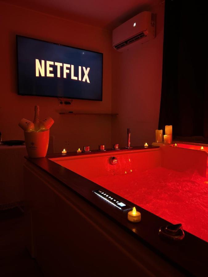 Love Room A Cannes - Appartement 25M2 Pour 2 Personnes Avec Un Jacuzzi Prive Bagian luar foto