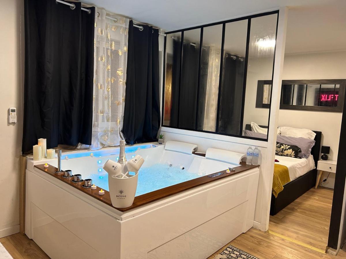 Love Room A Cannes - Appartement 25M2 Pour 2 Personnes Avec Un Jacuzzi Prive Bagian luar foto