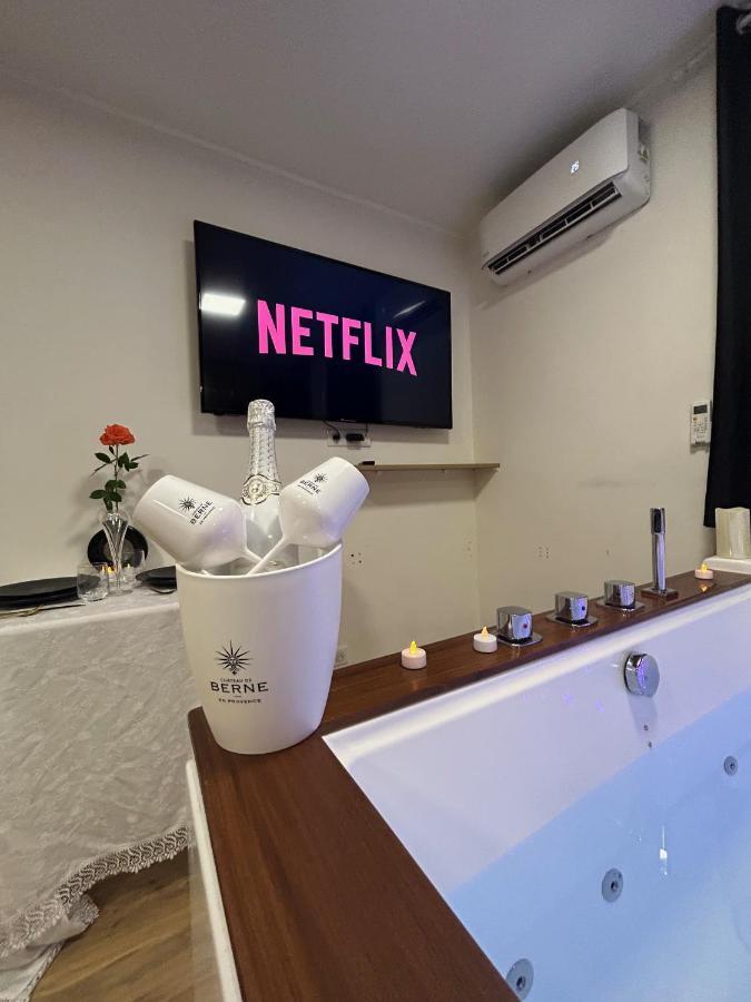 Love Room A Cannes - Appartement 25M2 Pour 2 Personnes Avec Un Jacuzzi Prive Bagian luar foto