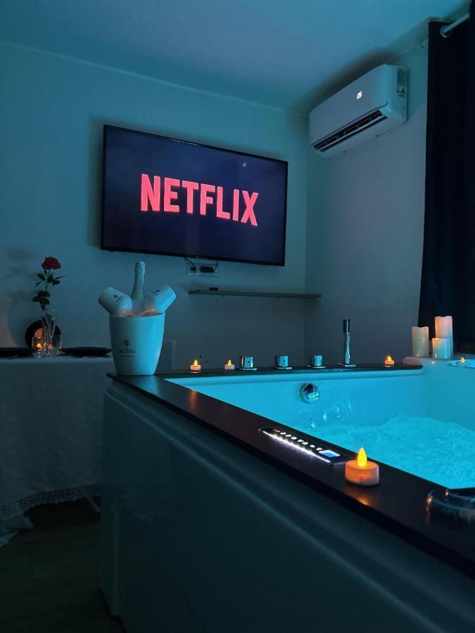 Love Room A Cannes - Appartement 25M2 Pour 2 Personnes Avec Un Jacuzzi Prive Bagian luar foto